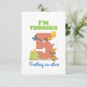 J'ai 5 ans avec une carte d'anniversaire heureuse  (Debout devant)