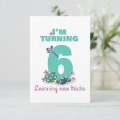 J'ai 6 ans avec une carte d'anniversaire heureuse  (Debout devant)