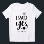 J'Ai Dit Oui Diamant & Coeur Ajouter Date<br><div class="desc">J'ai dit oui tee pour les futures mamans avec un design typographique charmant avec un diamant en point de l'i et un petit coeur en dessous du oui. T-shirt typographie de la fête de la Bachelorette pour la mariée à être. Épouse en t-shirt avec j'ai dit oui dans un design...</div>