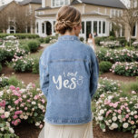 J'Ai Dit Oui Typographie Fiançailles Mariage<br><div class="desc">I Said Yes Fiançailles Typographie Mariage Denim Jackets présente le texte "I said yes" dans la typographie de script moderne accentué d'une bague fiançailles. Conçu par Evco Studio www.zazzle.com/store/evcostudio</div>