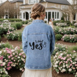 J'Ai Dit Oui Typographie Fiançailles Mariage<br><div class="desc">I Said Yes Fiançailles Typographie Mariage Denim Jackets présente le texte "I said yes" dans la typographie de script moderne accentué d'une bague fiançailles. Conçu par Evco Studio www.zazzle.com/store/evcostudio</div>