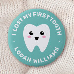 J'ai perdu mon premier badge bleu turquoise pour d<br><div class="desc">Badge pour enfants avec une dent heureuse sur un arrière - plan bleu turquoise et le texte "J'ai perdu ma première dent" et nom personnalisable ci-dessous.</div>