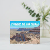 J'ai survécu à la carte postale Moki Dugway (Debout devant)