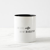 "J'aime le petit café dans mes baileys" Mug (Centre)