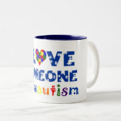J'aime quelqu'un avec la tasse d'autisme (Devant droit)