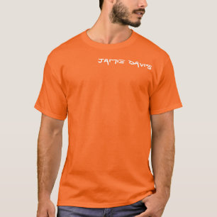 Jamie Davis teignent en nouant le T-shirt