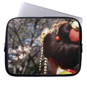 Japan, Kyoto. Achteraanzicht close-up van geisha's Laptop Sleeve