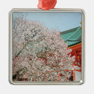 Japan, Kyoto. Kersenbloesem van Shinto Metalen Ornament