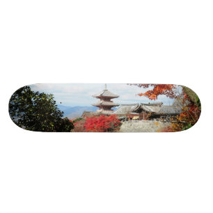 Japan, Kyoto. Kiyomizu-tempel in de herfstkleur Skateboard