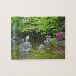 Japan, Kyoto. Reiger in frisgroene bladeren Legpuzzel