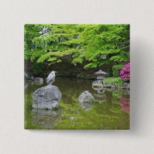 Japan, Kyoto. Reiger in frisgroene bladeren Vierkante Button 5,1 Cm