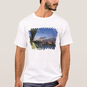 Japan. Tokio. Rainboogbrug in de baai van Tokio. T-shirt
