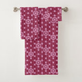 Japans Asanoha Pattern, Bourgogne en Bleek roze Bad Handdoek (Insitu)