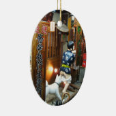 Japanse Humor - Dog Pulling Pants Down Keramisch Ornament (Rechts)