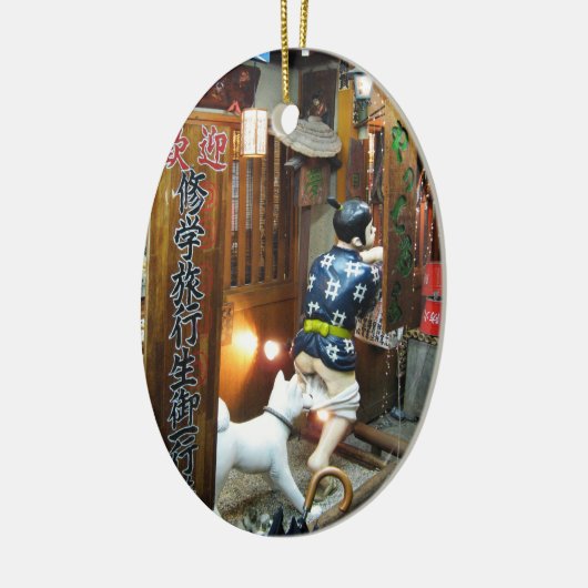 Japanse Humor - Dog Pulling Pants Down Keramisch Ornament (Links)