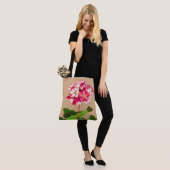  Japanse hydrangea. Roze en groen Tote Bag (Op model)