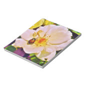 Japanse keet op witte roze notitieblok (Gedraaid)