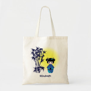 Japanse kokeshipop bij bamboe tijdens zonsopgang tote bag