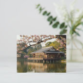 Japanse lentescène met vijver en kersenbloesem briefkaart (Staand voorkant)