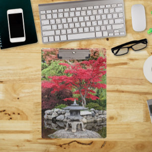 Japanse tuinlantaarn en rode mapelbladeren klembord