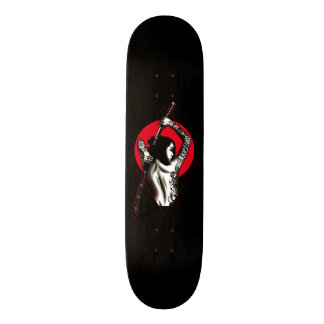 Japanse vrouwelijke arbeidster skateboard