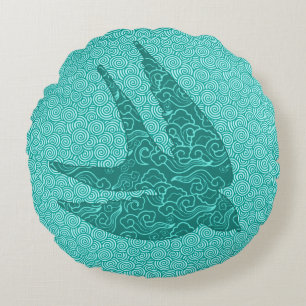 Japanse zwaluw in vlucht, turquoise en aqua rond kussen