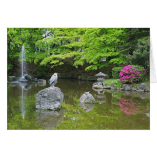 Japon, Kyoto. Héron dans des feuilles vertes fraîc