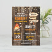 Jardin Bonfire Anniversaire Fête Invitation (Debout devant)