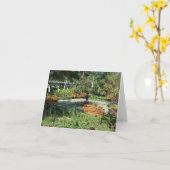 Jardin ensoleillé et fontaine sur carte blanche (Fleur jaune)