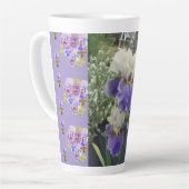 Jardin fleuri de Iris Irises violets Latte Mug (Angle gauche)