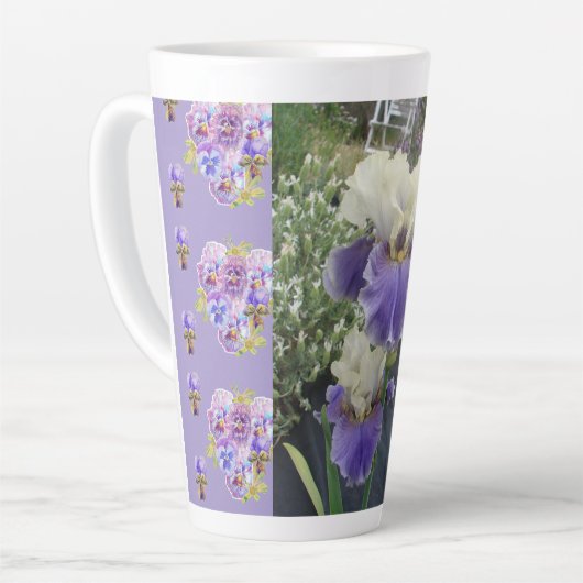 Jardin fleuri de Iris Irises violets Latte Mug (Angle gauche)
