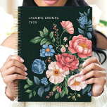 Jardin vintage Botanique Nom personnalisé Floral<br><div class="desc">Ce design exquis présente un agencement luxuriant de fleurs de jardin d'inspiration vintage dans les tons rose, bleu, crème et corail, dressé contre un arrière - plan vert profond. Personnalisé avec un nom personnalisé et l'année 2025, il offre une élégance et un raffinement intemporels. Idéal pour les amateurs de nature,...</div>