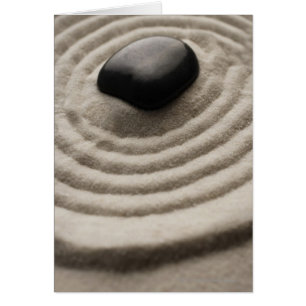 jardin zen avec détail de galets sur sable râpé