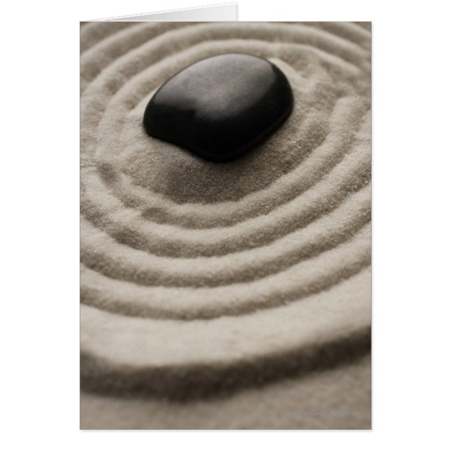 jardin zen avec détail de galets sur sable râpé (Devant)