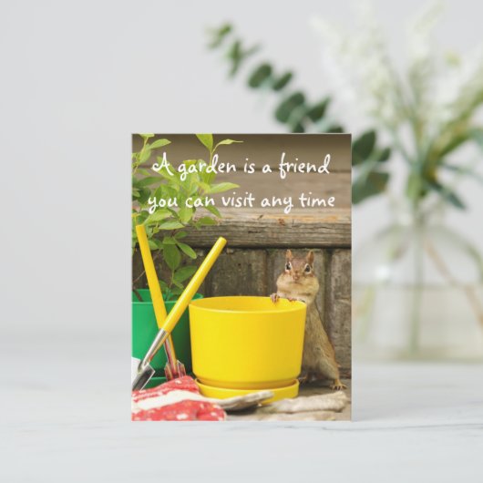 Jardinage Chipmunk avec carte postale (Debout devant)
