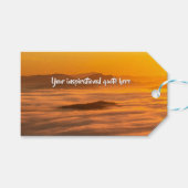 Je aangepaste tekstzonsopgang boven het mistroosti cadeaulabel (Voorkant (Horizontaal))