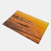 Je aangepaste tekstzonsopgang boven het mistroosti deurmat (Schuin)