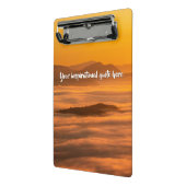 Je aangepaste tekstzonsopgang boven het mistroosti mini klembord (Angled2)