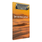 Je aangepaste tekstzonsopgang boven het mistroosti mini klembord (Schuin)