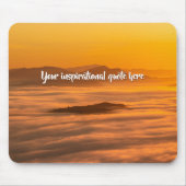 Je aangepaste tekstzonsopgang boven het mistroosti muismat (Voorkant)