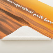 Je aangepaste tekstzonsopgang boven het mistroosti sherpa deken (3/4)