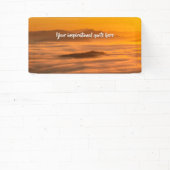 Je aangepaste tekstzonsopgang boven het mistroosti spandoek (Insitu)