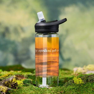 Je aangepaste tekstzonsopgang boven het mistroosti waterfles