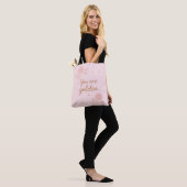 Je Bent Goud | Roze Esthetische Bloemendesign Draagtas (Op model)