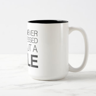 Je bent nooit helemaal gekleed zonder een glimlach tweekleurige koffiemok
