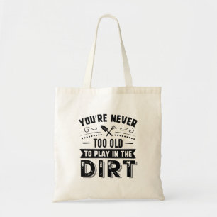 Je bent nooit te oud om in het vuil te spelen tote bag