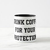 “Je bois du café pour votre protection” Mug drôle (Centre)