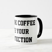 “Je bois du café pour votre protection” Mug drôle (Devant droit)