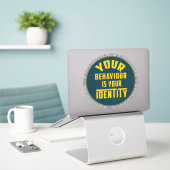 Je gedrag is je identiteit - Motivatie Sticker (Laptop op bureau)
