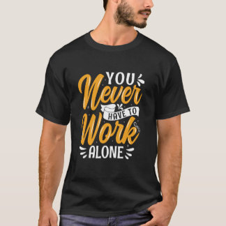 Je hoeft nooit alleen te werken t-shirt